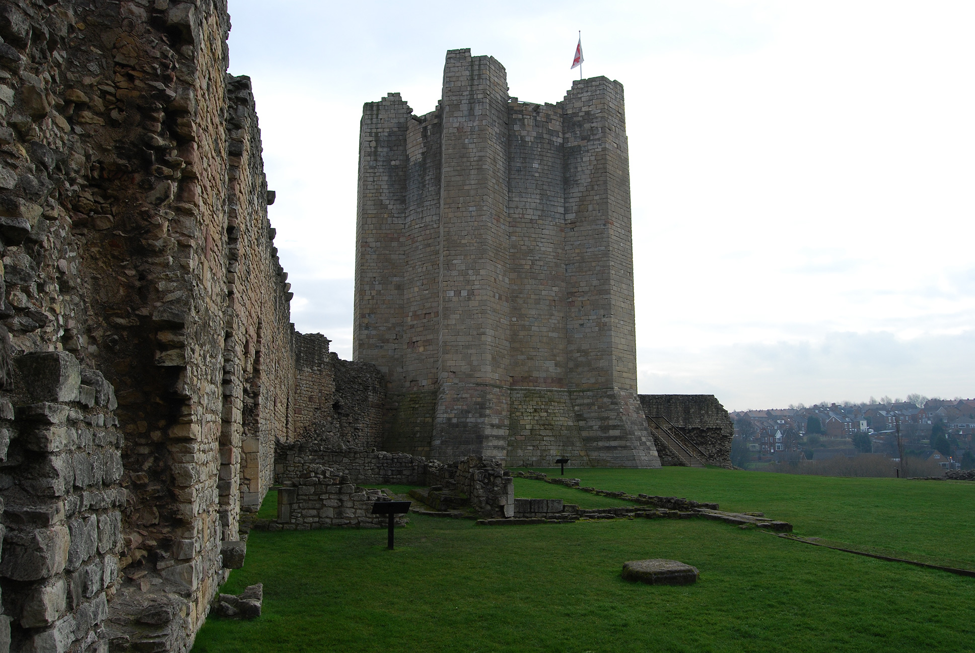 Замки 6 века. Замок Конисбро. Конингсбург Англия. Крепость-донжон Дуэ-ла-Фонтен. Башня донжон.